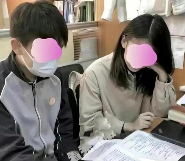 学校通报“女教师出轨男学生”